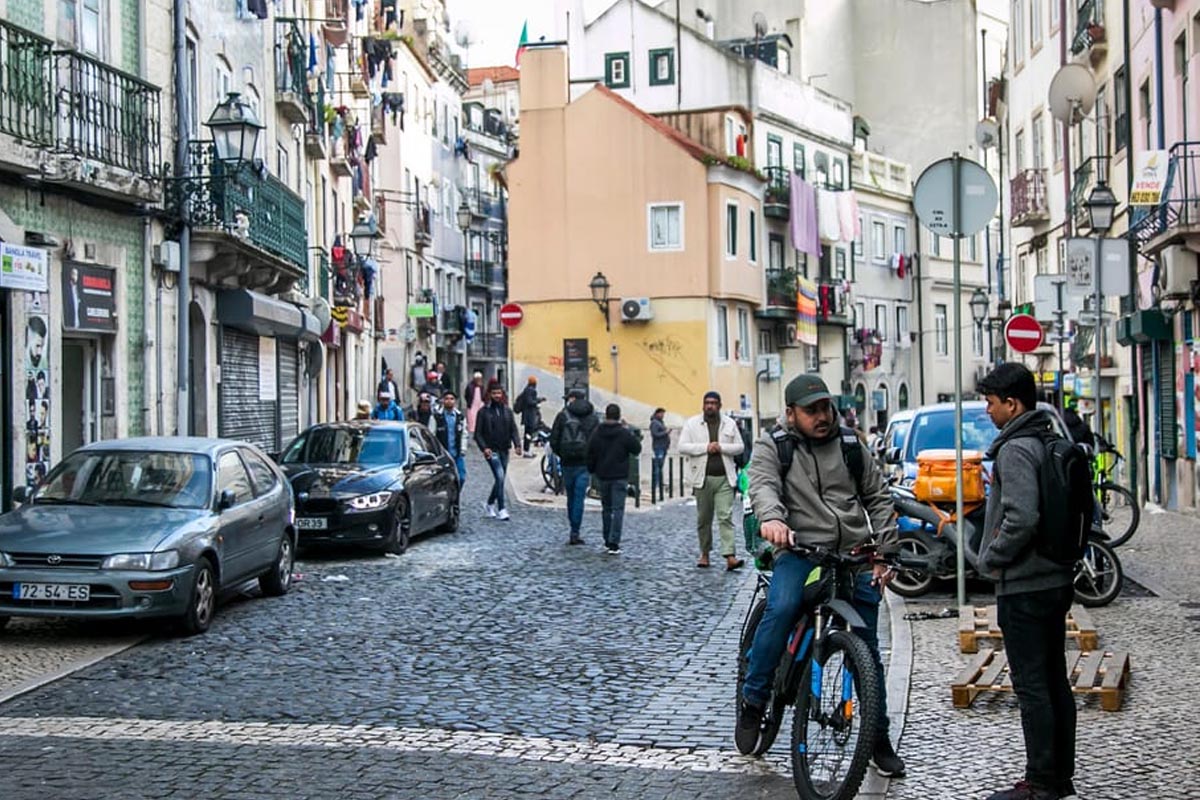 Imigração Paquistanesa em Portugal: Baixos Salários e Aluguel Alto Impulsionam Ê